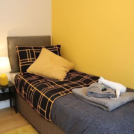Elegant Room In Stylish House Милтон-Кейнс Экстерьер фото