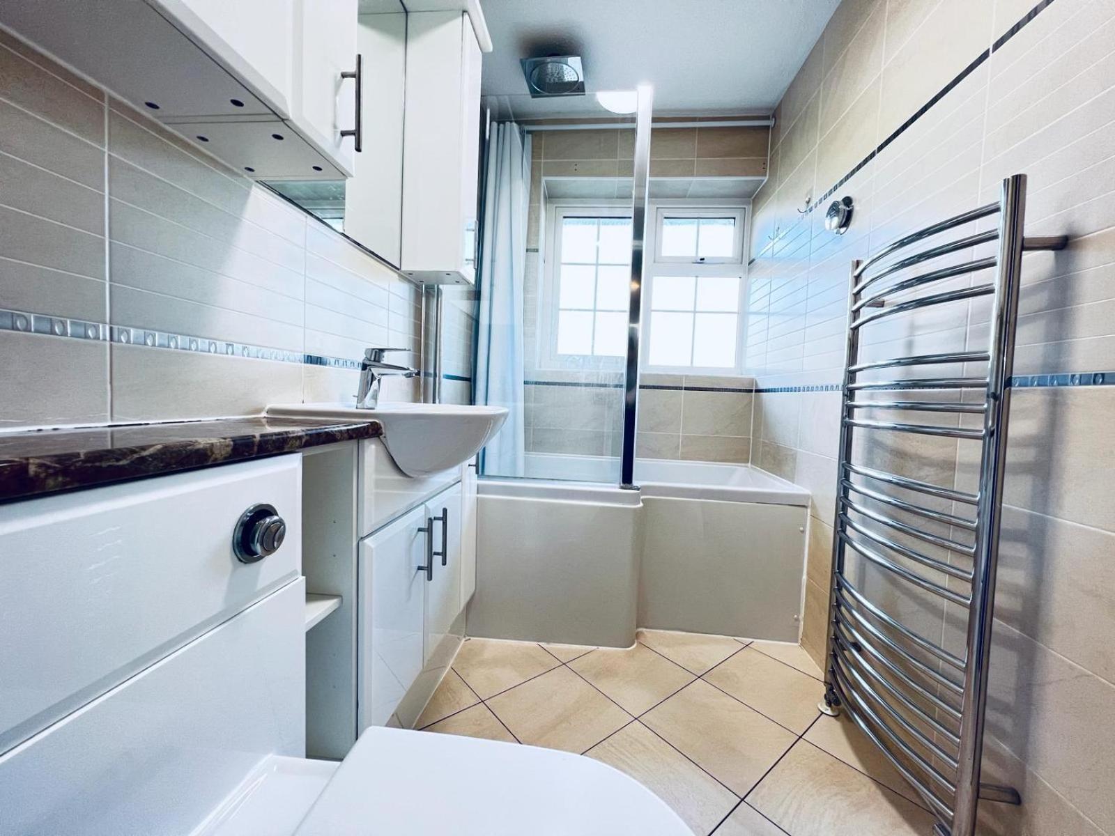 Elegant Room In Stylish House Милтон-Кейнс Экстерьер фото