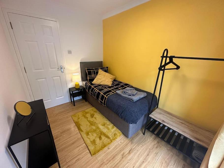 Elegant Room In Stylish House Милтон-Кейнс Экстерьер фото